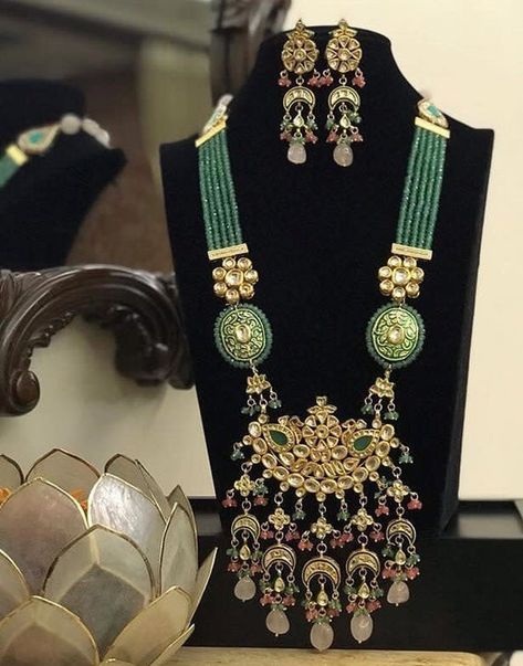 Kundan Pendant Set, Emerald Necklace Set, Green Emerald Necklace, Sabyasachi Bridal, Kundan Jewellery Bridal, Indian Jewelry Earrings, Antique Jewelry Indian, Bridal Fashion Jewelry, India Jewelry