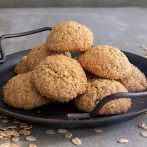 Easy Oat Flour Cookies - Breads and Sweets Crunchy Sugar Cookie Recipe, Oatmeal Cookies Without Butter, Walnut Fudge Recipe, Oat Flour Cookies, Cookies Italian, Chocolate Walnut Fudge, Walnut Fudge, Flour Alternatives, No Flour Cookies