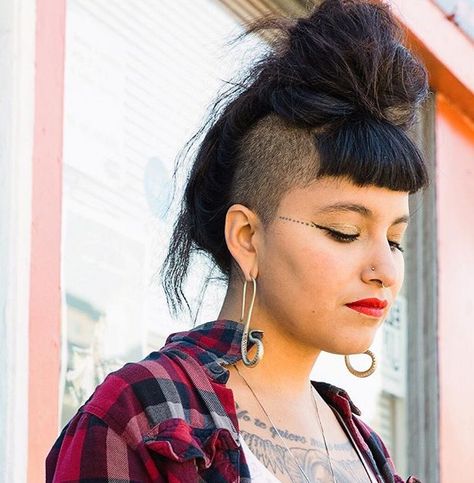 Badass girl Mohawk With Bangs Shaved Sides, Girl Mohawk, Non Binary Haircuts, Badass Girl, Half Shaved Hair, Half Shaved, Gothic Hairstyles, Mohawk Hairstyles, Shaved Sides