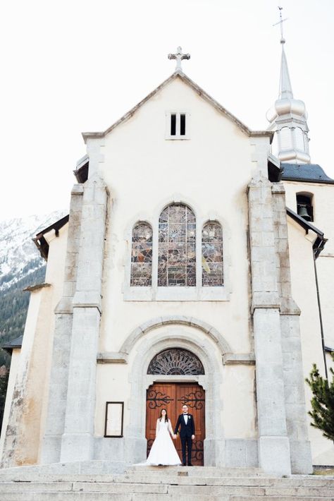 Charming Chamonix Winter Wedding With A Fur Coat – Katie Mitchell - Snowy French Alps Chamonix Winter, Haute Wedding, Katie Mitchell, Snowy Wedding, Urban Wedding Venue, Wedding Readings, Winter Bride, Wedding Venue Inspiration, Space Wedding