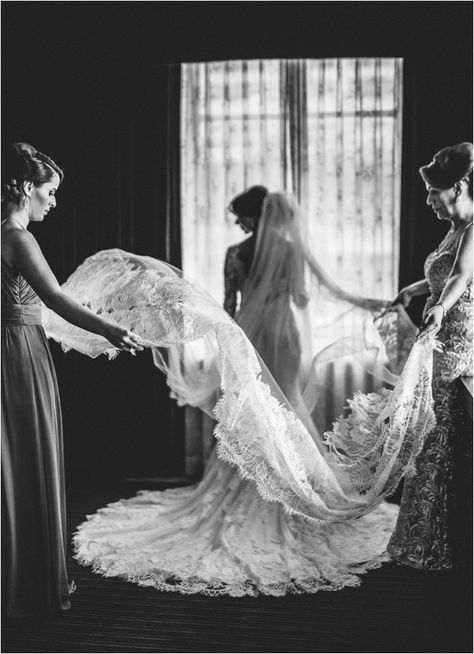 Gorgeous Wedding Photography | Wedding Photo Ideas | Beautiful Wedding Photography | Photo: Ama Photography & Cinema Green Gold Weddings, Wedding Picture Poses, Pose Fotografi, Bridesmaids Photos, Beautiful Wedding Photography, Bride Getting Ready, Wedding Photos Poses, Houston Wedding, Fun Wedding Photography