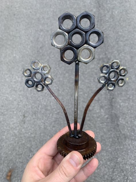 Welded metal flowers #metalart #SimpleWeldingProjects Welded Decor, Welding Crafts, Welding Art Projects, Diy Welding, Metal Working Projects, Metal Tree Wall Art, Metal Welding, Metal Yard Art, Metal Garden Art