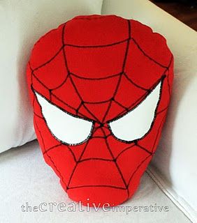 sew your own Spiderman pillow Spider Man Crafts, Spiderman Pillow, Spiderman Craft, Diy Superhero Cape, Spiderman Blanket, Superhero Pillow, Avengers Room, Spiderman Girl, Valentine Card Box