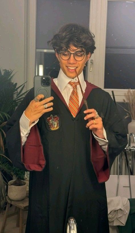 Nic Kauffman, Nick Kaufmann, Gay Costume, Nic Kaufmann, Harry Potter Halloween Costumes, Wavy Hair Men, Harry Potter Halloween, Celebrity Halloween Costumes, Halloween Ii