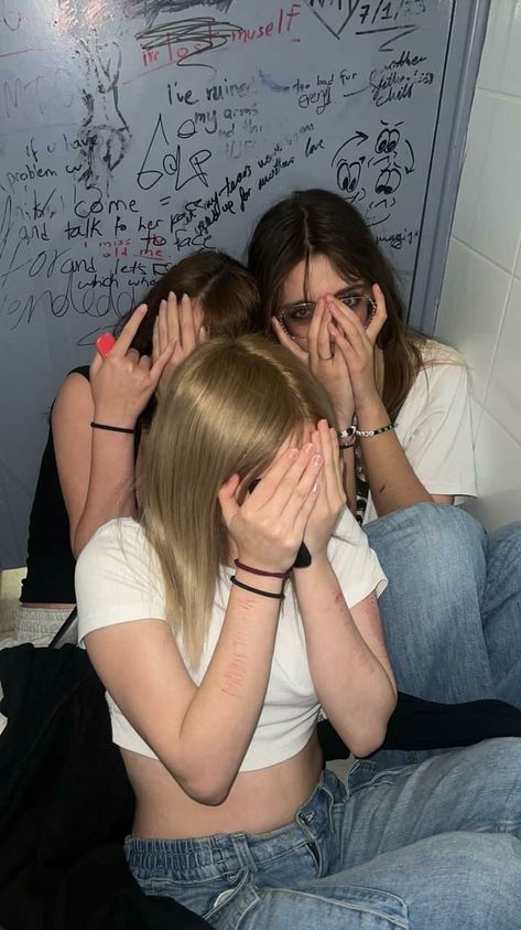 Highschool Bathroom Aesthetic, Popular Girls At School, High School Bathroom Aesthetic, School Bathroom Pics With Friends, Chaotic School Aesthetic, Skipping Class In The Bathroom, Messy School Aesthetic, Skipping Class Aesthetic, Bad Kid Aesthetic