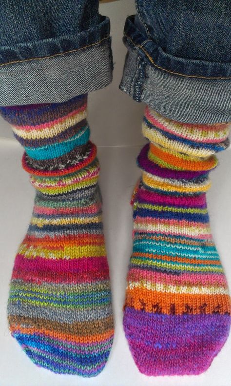 blueberries in the fields: Renewing with my blog Cute Knit Socks, Fun Socks Aesthetic, Cute Knitting Projects, Crocheting Socks, Knitting Pattern Socks, Socks Ideas, Crochet Baby Socks, Socks Outfit, Colorful Knit