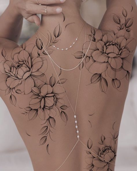 Veronica Zagarovsky • Fineline Tattooing | Loved this freehand project so much 🖤 | Instagram Floral Tattoo Back, Peony Back Tattoo, Flowers Back Tattoo, Botanical Back Tattoo, Feminine Rib Tattoos, Flower Back Tattoo, Floral Back Tattoos, Jellyfish Tattoo, Girl Back Tattoos