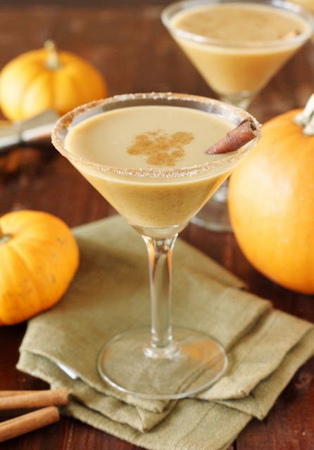 Pumpkin Martini Recipe, Pumpkin Spice Martini, Easy Holiday Cocktail Recipes, Martini Recipes Easy, Pumpkin Spice Cocktail, Pumpkin Martini, Easy Holiday Cocktails, Spiced Drinks, Thanksgiving Cocktails