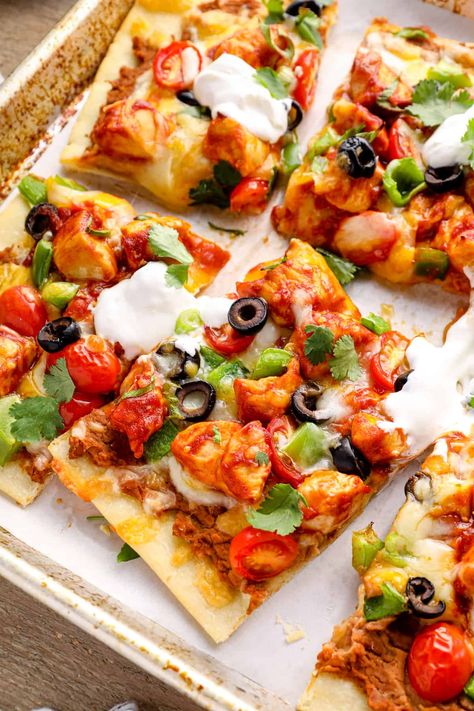 When you can't decide between tacos or pizza, make Chicken Taco Pizza. It's everything you love about tacos served pizza-style! Taco Seasoned Chicken, Easy Chicken Taco, Taco Pizza Recipe, Easy Taco Pizza, Taco Pizza Recipes, Easy Homemade Salsa, Chicken Tacos Easy, Delicious Chicken Dinners, Crockpot Chicken Breast