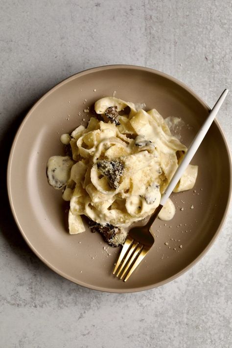 Truffle Pasta Recipe, Truffle Oil Pasta, Truffle Cream Sauce, Truffle Oil Recipes, Truffle Cream, Truffle Sauce, Cream Sauce Pasta, Truffle Pasta, Truffle Mushroom