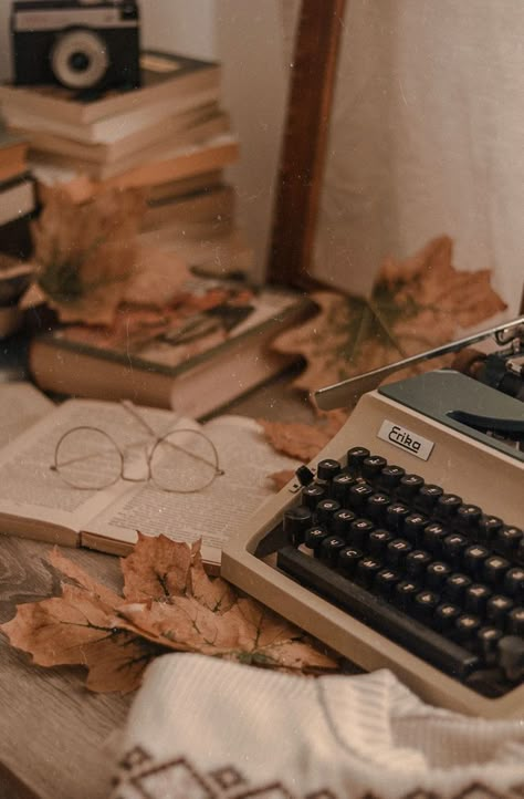 Books Autumn, Composition Photo, Hufflepuff Aesthetic, Light Academia Aesthetic, Fotografi Vintage, Cottagecore Aesthetic, Dark Academia Aesthetic, Academia Aesthetic, Beige Aesthetic