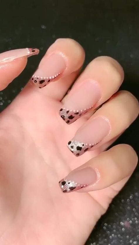 Plaid Holiday Nails, Holiday Nails Neutral, Nail Ideas French Tips, French Tips Christmas, Leopard Nail Ideas, Nail Ideas French, Christmas Nail Polish, Nails Neutral, Unghie Sfumate