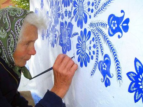 90-Year-Old Czech Grandma Turns Small Village Into Her Art Gallery By Hand-Painting Flowers On Its Houses | Bored Panda Agnes Kasparkova, Galleria D'arte, Folk Art Flowers, Time Painting, Hur Man Målar, Small Village, Art Populaire, Stenciling, Hand Painted Flowers