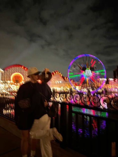 Disneyland Couple Aesthetic, Theme Park Couple, Couple Disney Pictures, Disney Couple Pictures, Disneyland Poses, Disneyland Couples Pictures, Disney Couple Outfits, Disneyland Date, Disneyland Couple