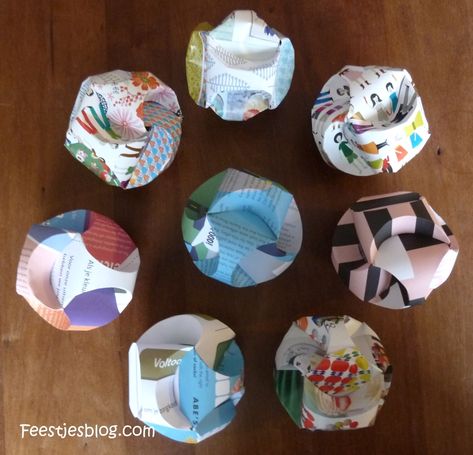 Papieren bollen van oude tijdschriften. Ook geschikt voor  #kerstballen Fabric Beading, Paper Globe, Paper Ball, Paper Balls, Paper Ornaments, Book Markers, Fabric Beads, Diy Toys, Paper Crafting