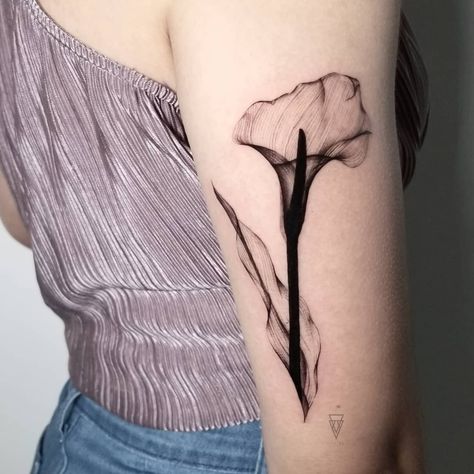 Carla Pinto on Instagram: “A calla lily, my first xray flower came out better than I expected. A lot of single needle action done. So happy. ❤  #xray #xrayflower…” Lily Tattoo Sleeve, Calla Lily Tattoo, Xray Flower, Lily Tattoo Meaning, Black Calla Lily, Lillies Tattoo, Lily Tattoo Design, Lily Flower Tattoos, Inspiration Tattoo