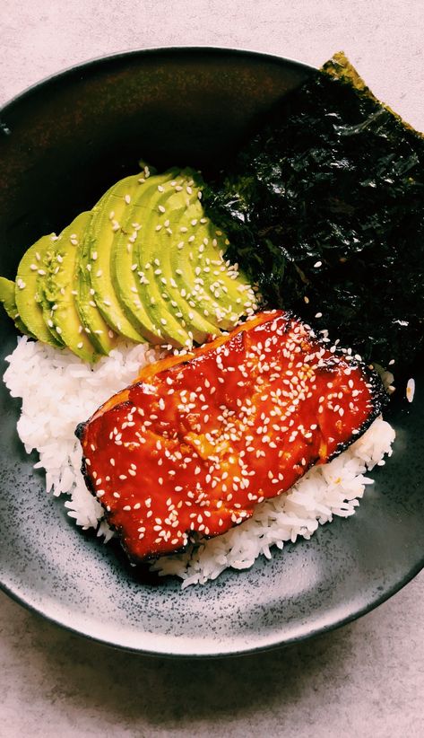 Gochujang Glazed Salmon Bowls - Kelsey's Food Reviews Gochujang Salmon, Gochujang Recipe, Bibimbap Bowl, Salmon Bowls, Salmon Bowl, Easy Healthy Dinner, Fried Salmon, Glazed Salmon, Dinner Is Served