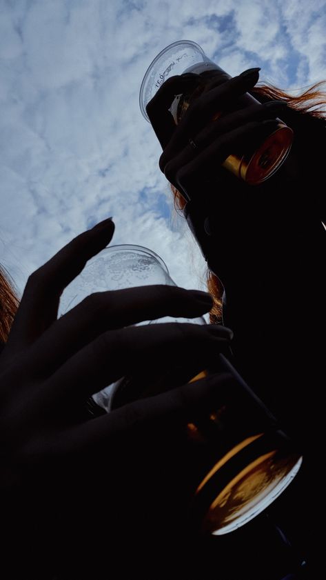 Beer Cheers Aesthetic, Beer Aesthetic Drinking, Beer Aesthetic, Drinks Friends, Sweaty Palms, Beer Cheers, Dark Beer, Alcohol Aesthetic, Park Hyatt