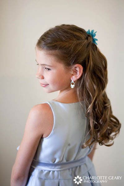 flower girl hair | Flower girl with light blue dress and a half-up hairstyle Junior Bridesmaid Hair, Communion Hairstyles, A Ponytail, Flower Girl Hairstyles, Wedding Hair Flowers, Long Hair Girl, Half Up Hair, Stylish Hair, Pixie Haircut