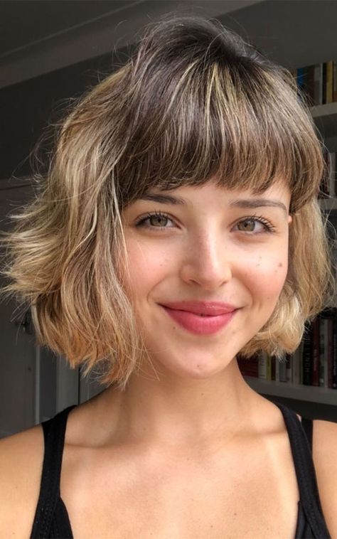 20 Chic Parisian French Bobs : Wavy Bob with Balayage Highlights Hairstyles With Side Swept Bangs, Bob With Balayage, Haircut Fringe, Stacked Inverted Bob, Layered Bob Haircut, Inverted Bob Haircut, French Haircut, French Bob, Swept Bangs