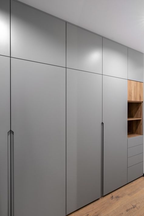 Grey Closet Ideas, Grey Cubbords, Light Grey Wardrobe Bedroom, Grey Bedroom Cupboards, Gray Wardrobe Bedroom, Duco Finish Wardrobe, Wordrop Ideas Room, Light Grey Wardrobe, Home Decor Ideas Paint