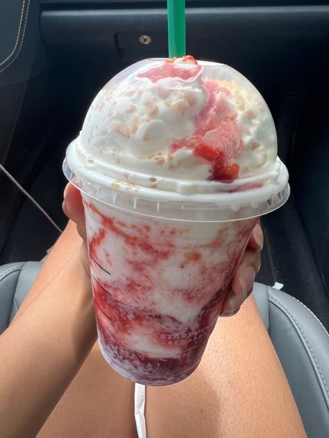 #starbucks #drink #starbucksdrink #starbucksorder #strawberry #frappuccino Strawberry Creme Frappuccino Starbucks, Kny Tweets, Starbucks Strawberry Frappuccino, Strawberry Frappuccino, Frappuccino Starbucks, Aesthetic Starbucks, Fancy Foods, Princess Food, Starbucks Order