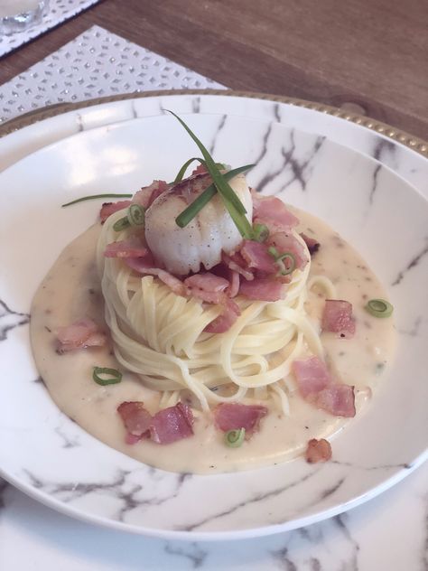 Pasta Presentation, Pasta With Scallops, Scallop Pasta, Bacon Food, Presentation Food, Gourmet Food Plating, Plating Ideas, Carbonara Pasta, Spaghetti Carbonara