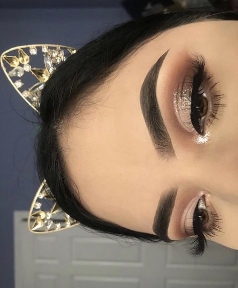 Stila Glitter Eyeshadow, Gold Eyeshadow Looks, Make Up Diy, Cut Crease Eyeshadow, Makeup Tumblr, Gold Eyeshadow, Zoella, Makijaż Smokey Eye, Makeup Tricks