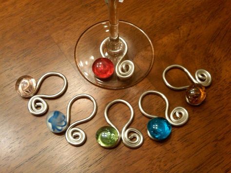 Wine Charms Diy, Bead Macrame, Wine Bottle Glasses, Beaded Ideas, Wine Bottle Charms, Wire Ideas, Glass Markers, Wine Glass Markers, Wine Glass Charm