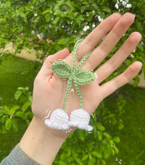 Small Crochet Projects Ideas, Flowers In Animal Crossing, Crochet Mini Projects, Bag Charm Crochet Pattern, Crochet Bag Charm Pattern, Lily Of The Valley Crochet Pattern, Lily Of The Valley Crochet, Lily Of The Valley Crochet Keychain, Lily Of The Valley Keychain