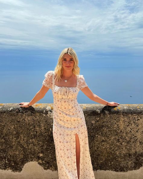 sweetest summer <3 Villa Outfit Ideas, Poses For Pictures Instagram Standing In A Dress, Pose Ideas Instagram Standing Dress, Winery Fits, Instagram Pose Ideas Standing, Shelby Smith, European Summer Style, Villa Cimbrone, Europe Italy