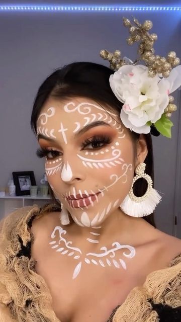 Mexican Halloween Costume, Halloween Costumes Women Creative, Halloween Makeup Sugar Skull, Creepy Halloween Makeup, Cute Halloween Makeup, Halloween Makeup Diy, Halloween Eye Makeup, Amazing Halloween Makeup, Mermaid Diy