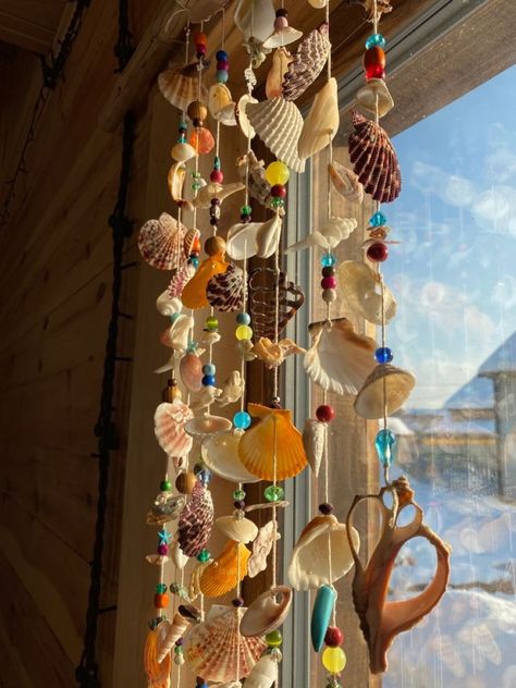 Room Decor With Seashells, Shell Crafts Aesthetic, Shell Window Hanging, Seashell Bedroom Decor, Stuff To Hang On Your Ceiling, Mermaid Aesthetic Room Decor, Crafts To Do With Seashells, Diys For Room, Seashell Room Decor