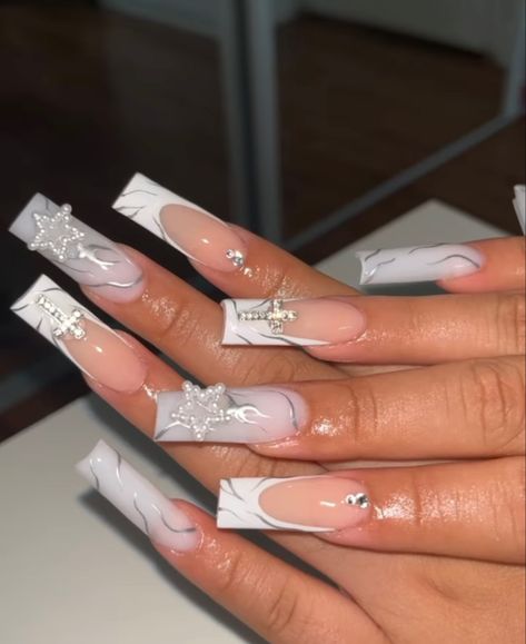 White Designs Nails, Nut White Nails Acrylic With Design, White Y2k Nails, White Baddie Nails, All White Nails, Acrylic Aquarium, Gold Acrylic Nails, Long Acrylic Nail Designs, Hard Nails