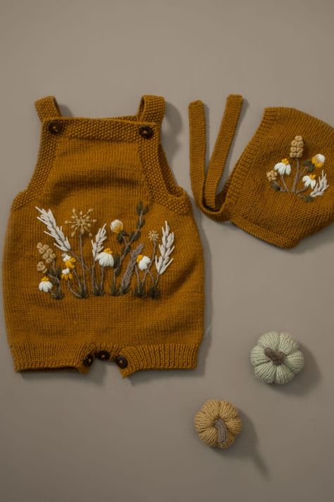 Floral Knitting Pattern, Crocheted Baby Clothes, Baby Clothes Knitting Patterns, Embroider Baby Clothes, Baby Knitting Ideas, Embroidery On Knit, Embroidered Knitwear, Embroidery Knitwear, Embroidery Baby Clothes