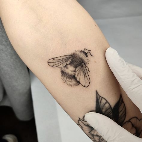 Bee tattoo Neo Traditional Bumble Bee Tattoo, Traditional Bumble Bee Tattoo, Tattoo Bees, Bees Knees Tattoo, Knees Tattoo, Utah Tattoo, Cute Animal Tattoos, Bumble Bee Tattoo, Tattoo New