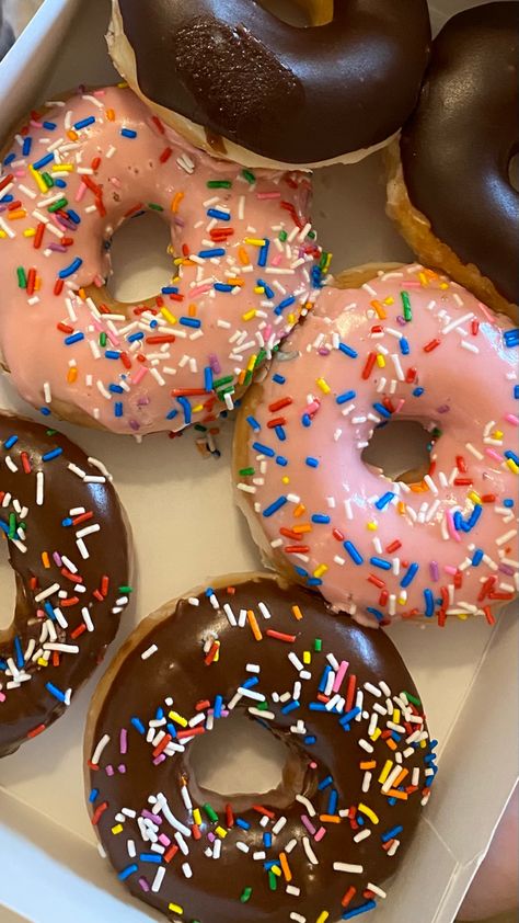 Dunkin Donuts Donut Flavors, Food Donut, Pastel Desserts, Donut Flavors, Cheesecake Recipes Classic, Food Pic, Photo Food, Food Therapy, Delicious Donuts