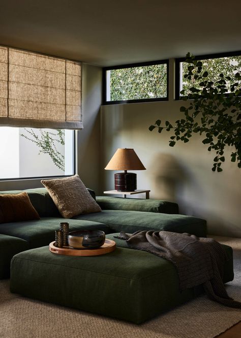 Mid Century Modern Aesthetic, Green Couch, Appartement Design, Design Apartment, Style Deco, California Homes, Design Living Room, Home Design Decor, A Living Room