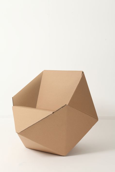 cadeira Diamond, de Lia Tzimpili Cardboard Furniture Design, Origami Furniture, Karton Design, Cardboard Chair, Cardboard Design, Diy Furniture Cheap, Paper Furniture, Cardboard Sculpture, Flat Pack Furniture