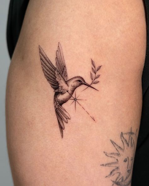 Weighing less than a nickel, what can hummingbirds do that most birds can’t? Resident artist: @z9_ttt #flybackwards #microtattoo #finelinetattoo #hummingbirdtattoo #3rl #koreantattoo #seoulinktattoo 4 Hummingbird Tattoo, Feminine Black And Grey Tattoos, Collarbone Hummingbird Tattoo, Gothic Hummingbird Tattoo, Hummingbird Tattoo Hand, Red Hummingbird Tattoo, Unique Hummingbird Tattoo, Tiny Hummingbird Tattoos For Women, Small Hummingbird Tattoos For Women