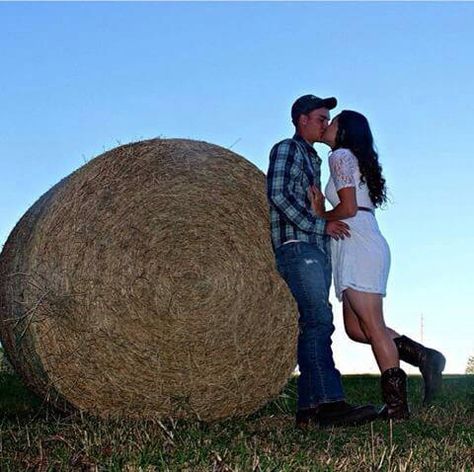 Hot Country Boys Country Love Hay Bale Pictures, Hay Bale Photoshoot, Farm Family Pictures, Prom Pictures Couples Black, Pumpkin Patch Photoshoot, Cute Country Couples, Prom Pictures Couples, Country Love, Country Couples