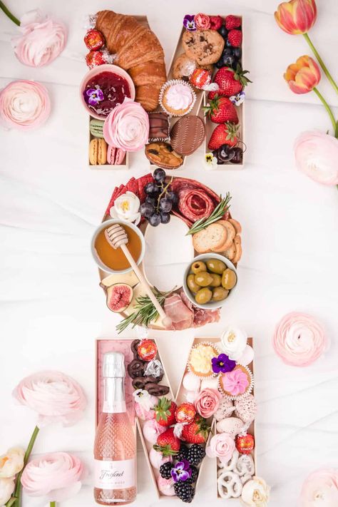 Mom will love this Mother’s Day Charcuterie Board. Using 3-dimensional MOM letters, this is sure to be a show stopper! Charcuterie Gift Box, Mom Letters, Charcuterie Gifts, Fresh Strawberry Pie, Charcuterie Inspiration, Mothers Day Decor, Charcuterie Recipes, Mothers Day Brunch, Food Display