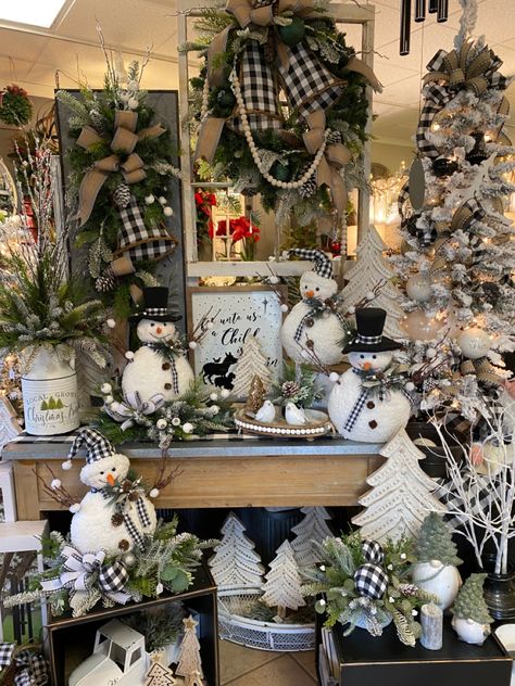 Christmas Floral Shop Displays, Stocking Stuffer Display Retail, Christmas Merchandising Retail Displays, Christmas Pop Up Shop Ideas, Christmas Vintage Booth Display, Retail Christmas Decor, Christmas Boutique Display, Boutique Christmas Display, Fall Antique Booth Displays