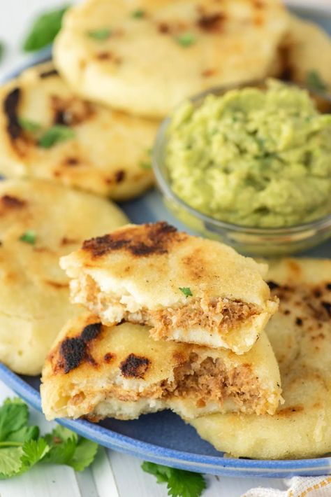 These Salvadoran pupusas are basically stuffed flatbread with pork and cheese, which make for a great snack, appetizer or entree. #salvadoranpupusas #pupusarecipe #homemadepupusas #pupusas | chiselandfork.com Papusa Recipe, Salvadoran Pupusas, Popusas Recipe, Pupusas Recipe, Pupusa Recipe, Stuffed Flatbread, Salvadoran Food, Arepas Recipe, Salvadorian Food