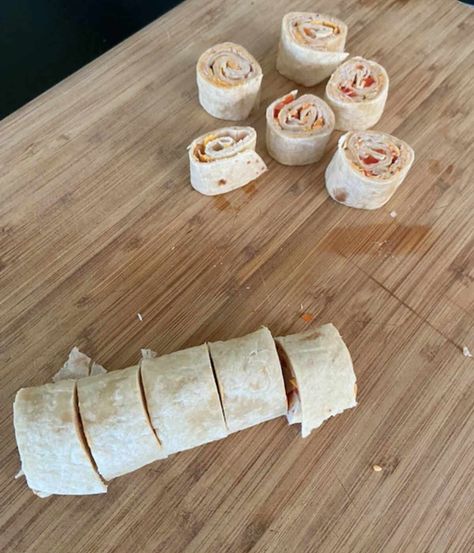 These Turkey and Cheese Rolls Ups make the perfect school lunch, snack or appetizer idea. They are super easy to make in just 5 minutes and are so yummy. Skip the sandwich and whip up these Turkey Pinwheels instead! Deli Turkey Roll Ups, Turkey Ranch Roll Ups, Turkey Roll Ups Healthy, Turkey Cheese Roll Ups, Turkey Cheese Pinwheels, Turkey And Cheese Roll Ups, Turkey Rollups, Turkey Pinwheels, Turkey Roll Ups