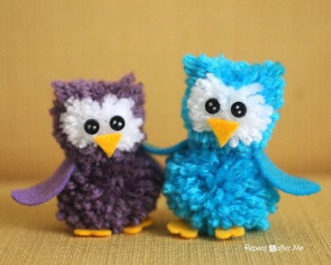 Coming at you with another adorable owl yarn craft today! These cut little Pom Pom Owls are easier to make than you think! Let me walk you through the tutorial. First you will need a pom-pom maker. I used my small Clover Pom-Pom Maker but you could use a larger size. You can purchase them … Pom Pom Owl, Things To Make With Yarn, Clover Pom Pom Maker, Pompon Diy, Yarn Animals, Pom Pom Animals, Repeat Crafter Me, Yarn Dolls, Diy Pom Pom