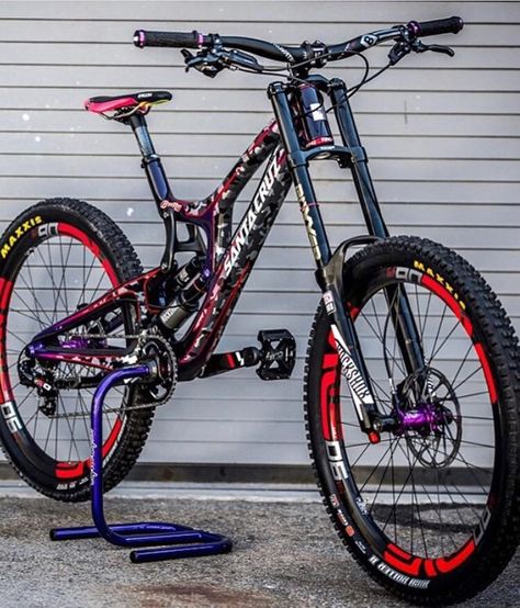 Santa Cruz Bike, Santa Cruz Mtb, Santa Cruz V10, Bmx Mountain Bike, Custom Dirt Bike, Mt Bike, Cycling Pictures, Downhill Mountain Biking, Bicycle Mountain Bike