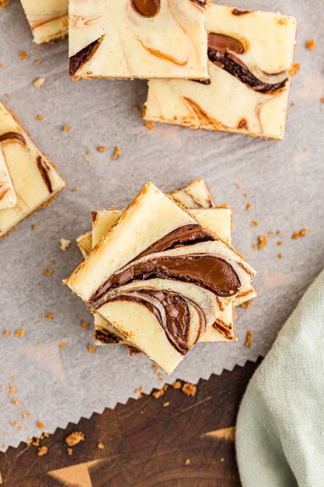 These Nutella Swirl Cheesecake Bars are beautifully marbled and super decadent, with elegant swirls of cheesecake and chocolate hazelnut spread. Cheesecake Swirl Brownies, Rich Cheesecake, Cheesecake Squares, Swirl Cheesecake, Nutella Cheesecake, Cheesecake Pie, Chocolate Hazelnut Spread, Hazelnut Spread, Mini Cheesecakes