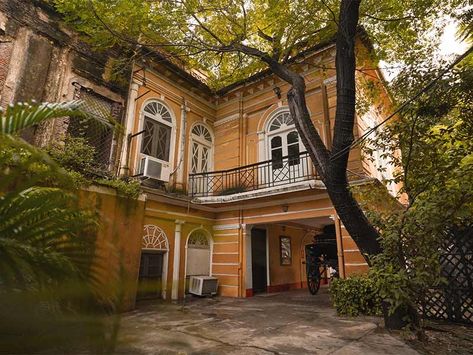 A complete view of the Lucknow home Old Indian Houses, Indian Houses, Houses Interior, Indian Home Interior, House Arch Design, Indian Homes, Indian Architecture, Classical Architecture, Indian Home