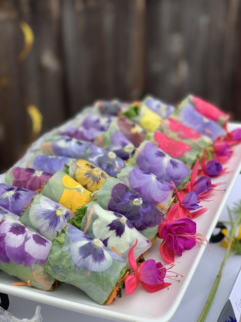 Drinks With Edible Flowers, Edible Flowers On Cake, Cooking With Flowers, Edible Flower Food, Thai Catering, Eatable Flowers, Whimsical Food, Flowers Recipes, Floral Food